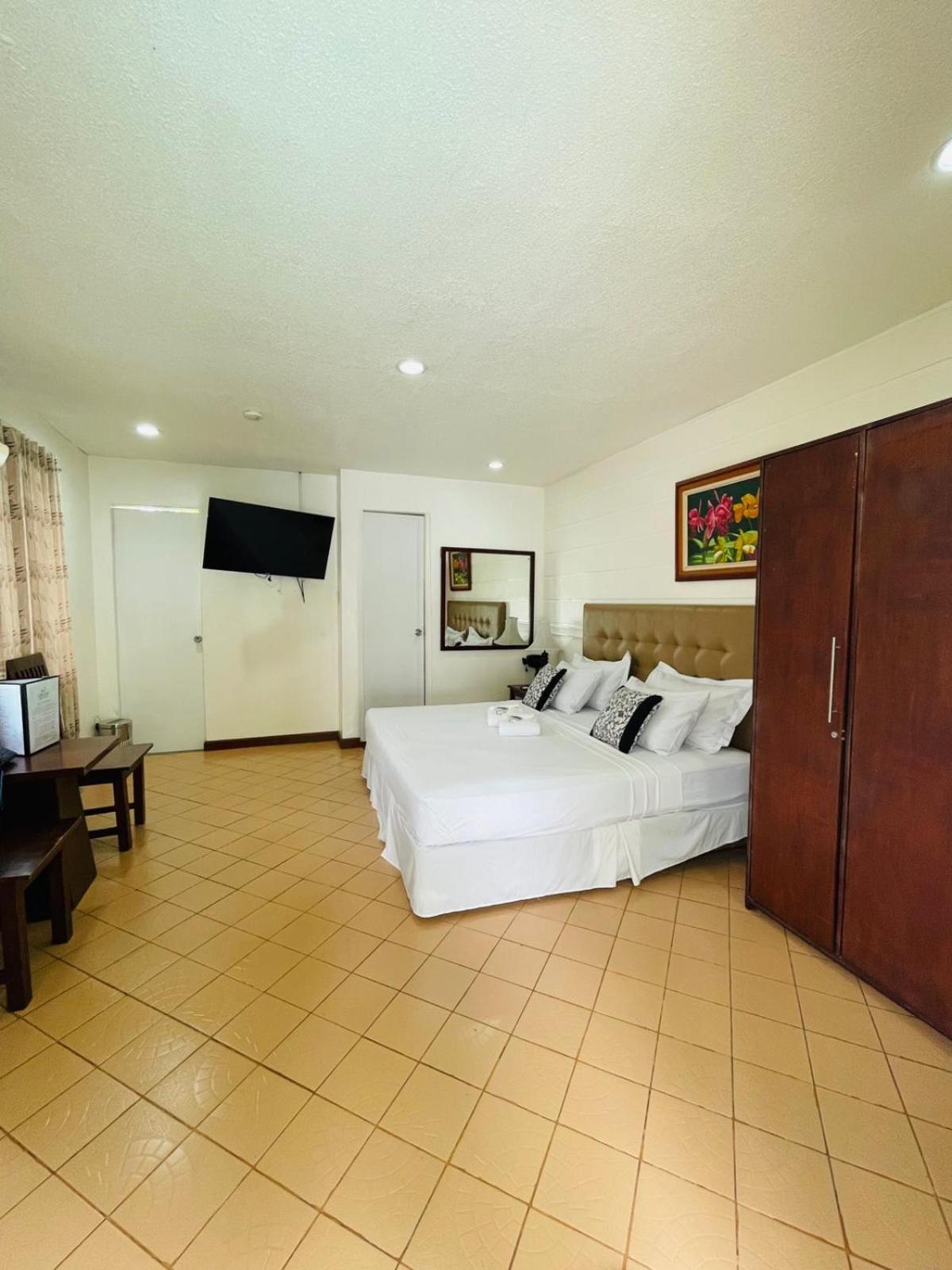 Loreland Farm Resort Antipolo Bagian luar foto